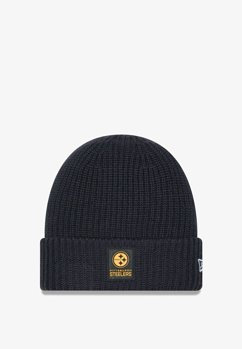 Bonnet en tricot noir avec un revers, tissu texturé et une étiquette carrée avec le texte "Pittsburgh Steelers" et l'emblème.