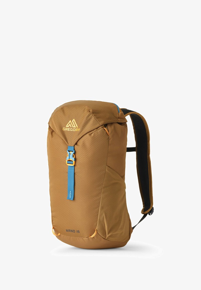 Brauner Nylon-Rucksack mit verstellbaren blauen Trägern, einer oberen Klappe und einer sechseckigen Struktur. Mit "Nano 16"-Label und Seitentaschen.
