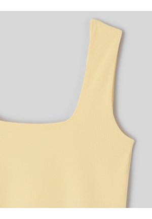 Débardeur jaune en tissu côtelé avec larges bretelles et encolure carrée sur fond gris.