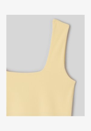 Débardeur jaune en tissu côtelé avec larges bretelles et encolure carrée sur fond gris.