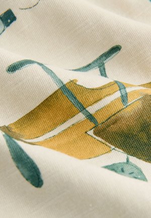 Bomuldsstof med cremefarvet baggrund, der har abstrakte blå og sennepsgule former, glat tekstur og subtile farvevariationer.