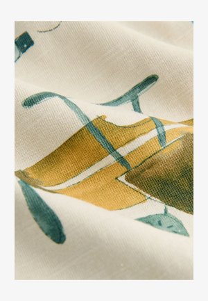 Kokvilnas audums ar krēmkrāsas fonu, uz kura ir abstraktas zilas un sinepju dzeltenas formas, gluda tekstūra un smalkas krāsu nianses.