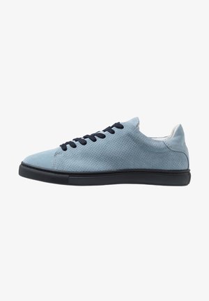 Hellblaue Veloursleder-Sneaker mit einem perforierten Design, schwarzer Gummisohle und marineblauen Schnürsenkeln. Glatte Textur mit abgerundeter Zehenform.