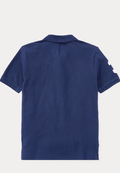 Laivastonsininen lyhythihainen poolopaita, jossa kaulus. Takakansi näkyvissä ja pieni valkoinen kuvio osittain näkyvissä oikean hihan kohdalla.