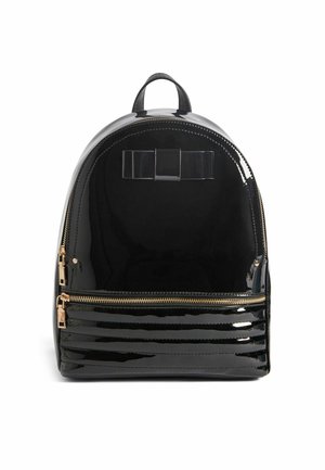 Zaino in pelle verniciata nera con una forma arrotondata, dotato di tasca frontale con zip, dettagli in hardware dorato e manico superiore per il trasporto.