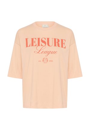 Kerge virsiku värvi lühikesleevega T-särk. Esiküljel on julge punane tekst "LEISURE League" ja all pool väike logo koos asutamise aastaarvuga.