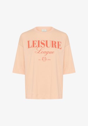 Šviesiai persiko spalvos crewneck marškinėliai su trumpomis rankovėmis. Pabrėžtas ryškiai raudonas "LEISURE League" tekstas ir mažas logotipas su įsteigimo data po juo.