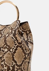 Sac à main en peau de serpent marron et beige avec un design structuré, doté d'une poignée ronde en métal doré et d'une surface texturée avec un motif losange.