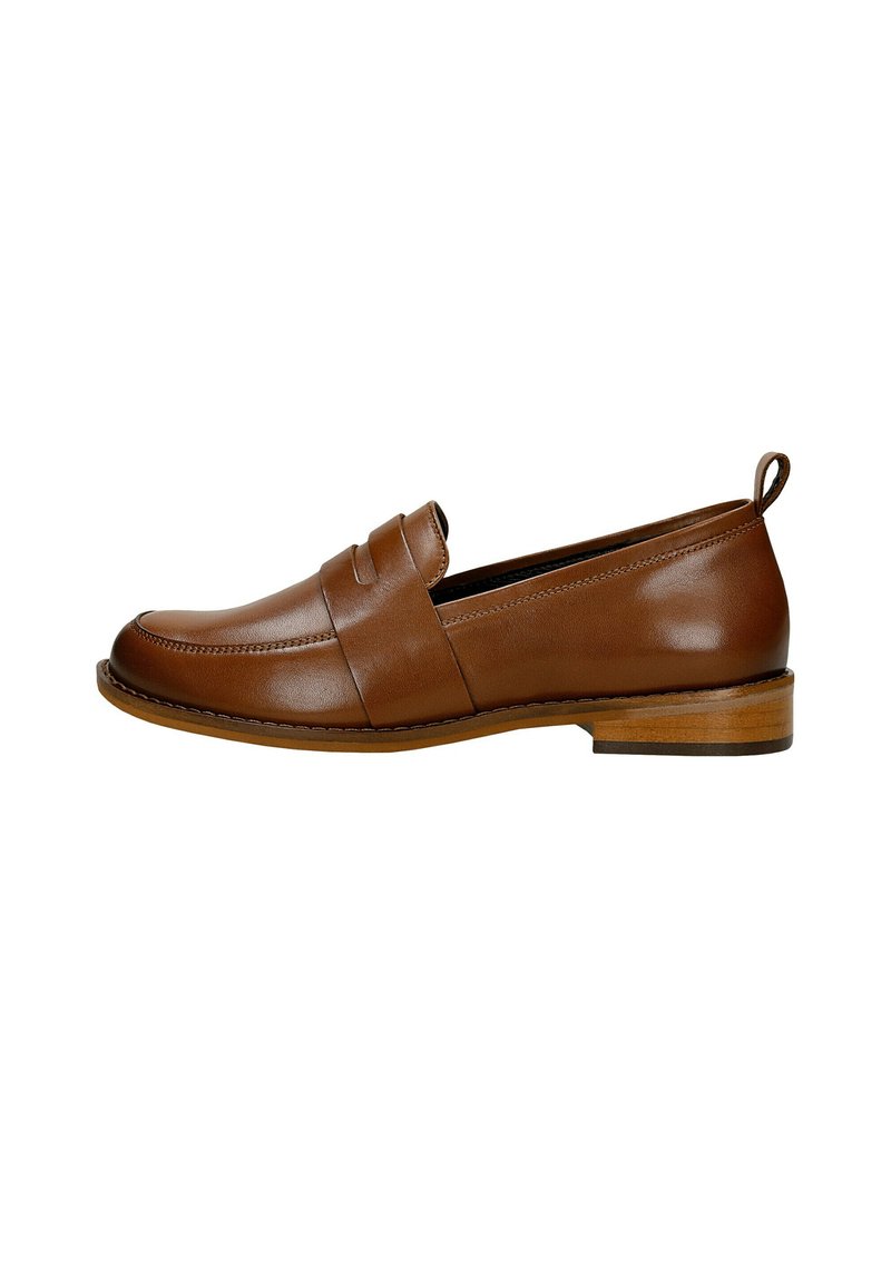 Mocassin marron en cuir à enfiler avec un petit talon en bois et une languette à l'arrière, présenté de côté sur fond blanc.