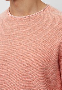 Leichter, gestrickter Pullover in strukturiertem, gestreiften Muster mit Nuancen von Koralle und Weiß. Verfügt über einen runden Halsausschnitt und kurze Ärmel.