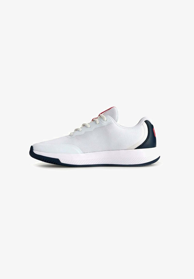 Chaussure de sport légère avec une tige en mesh blanc, un accent de talon bleu marine et une semelle texturée. Conception à lacets avec des détails rouges sur la languette.