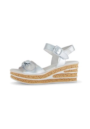 Sandalias de cuña de cuero plateado con un frontal anudado y tira para el tobillo ajustable; cuña de corcho texturizado con un diseño en capas.