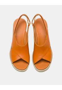 ORANJE LEREN SLINGBACK SANDALEN MET EEN KRUISBAANDESIGN, GEOPEND TEEN EN EEN BEIGE RUBBEREN ZOOL. CAMPER-MERK ZICHTBAAR VANBINNEN.