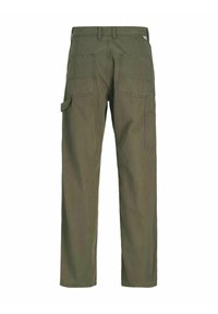 Pantalon cargo vert olive avec deux grandes poches arrière, poches utilitaires latérales, passants de ceinture et coupe droite.