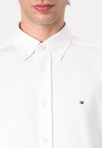 Tommy Hilfiger PERFORMANCE SOLID SHIRT - Shirt - optic white