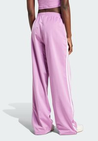 adidas Originals FIREBIRD LOOSE TRACK - Trainingsbroek - preloved purple
