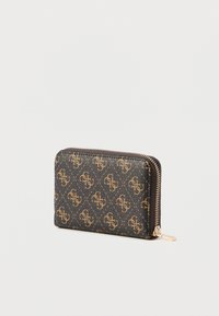 Čierna peňaženka s textúrovaným materiálom a zlatým logom v vzore, so zipsovým zatváraním a zlatým ťahačom zipsu. Kompaktný obdĺžnikový dizajn.