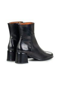 Stivali ankle in pelle nera con un design elegante, caratterizzati da un tacco a blocco, una texture liscia e una chiusura con cerniera sul retro.