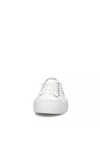 Zapatilla de lona blanca con punta redonda, suela plana blanca y cordones blancos; en el lateral presenta un detalle sutil del logo.