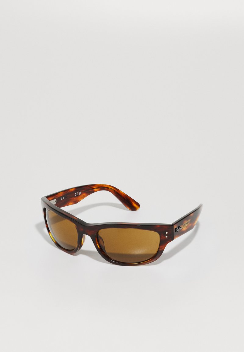 Occhiali da sole tartarugati con lenti marroni. Montatura rettangolare elegante, superficie liscia, branding discreto sul lato e aste curve per il comfort.
