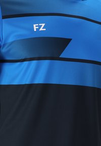 Blå sporttröja med horisontella ränder i olika nyanser av blått och svart. Inkluderar en vit "FZ"-logotyp på bröstområdet.