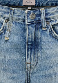 Svijetloplave traperice s klasičnim dizajnom pet džepova. Imaju zatvarač, metalnu kopču i kontrastne šavove. Vidljiva oznaka "ONLY".