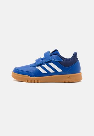 Blauwe sportieve schoenen met een gestructureerde bovenkant, voorzien van twee verstelbare klittenbandsluitingen, witte strepen en een rubberen zool van gum.