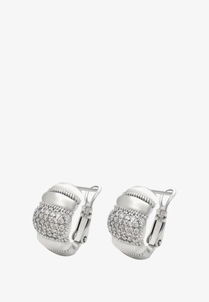 Orecchini a cerchio in tonalità argento con bordi arrotondati, decorati da file di piccoli cristalli trasparenti e dettagli in metallo texturizzato.