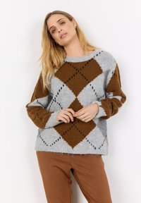 Maglione lavorato a maglia con motivo a rombi in marrone, grigio e grigio chiaro con dettagli neri; scollo rotondo e polsini a costine con una texture morbida.