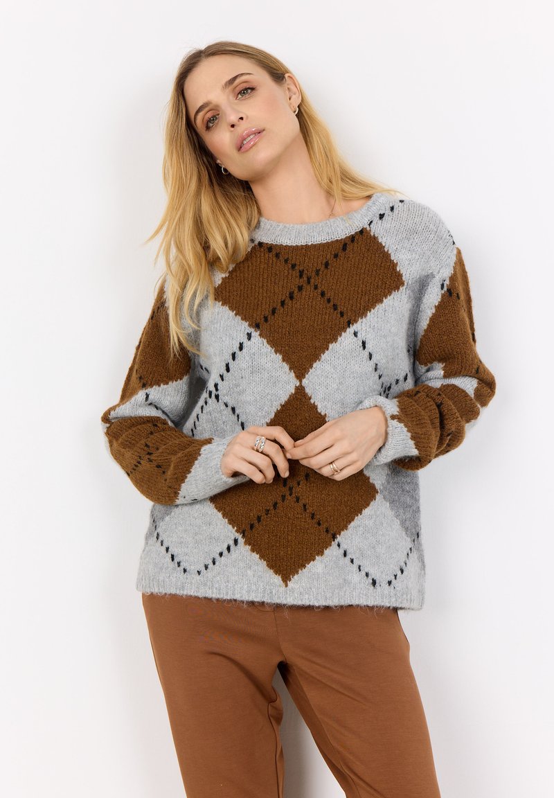 Maglione lavorato a maglia con motivo a rombi in marrone, grigio e grigio chiaro con dettagli neri; scollo rotondo e polsini a costine con una texture morbida.