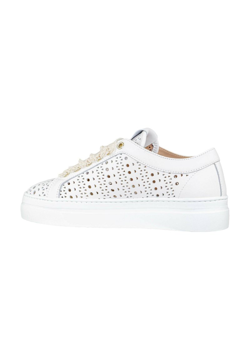 Sneaker bianca con tomaia in pelle perforata, tagli triangolari e circolari, lacci piatti bianchi e suola in gomma bianca solida.