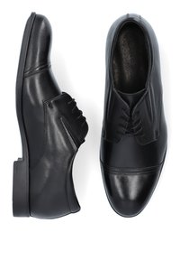 Czarne skórzane buty, z gładką cholewką, sznurowanym zapięciem, okrągłym noskiem, kontrastującymi matowymi i błyszczącymi fakturami oraz niskim obcasem.