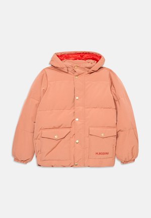 Persikinės spalvos pūkų striukė su kapišonu, dviem priekinėmis kišenėmis su spaudėmis ir raudonu pamušalu. Yra diskretiški logotipo elementai.