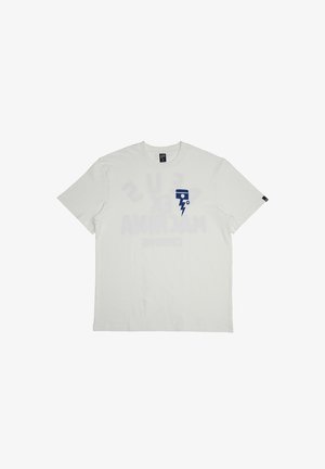 Camiseta de algodón blanca con un gráfico azul de un rayo con un detalle circular, mangas cortas y diseño de cuello redondo.