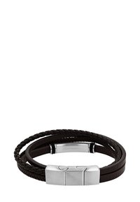 Pulsera de cuero marrón con textura trenzada, cierre de metal plateado con dos acentos curvados y dos cintas planas de cuero.