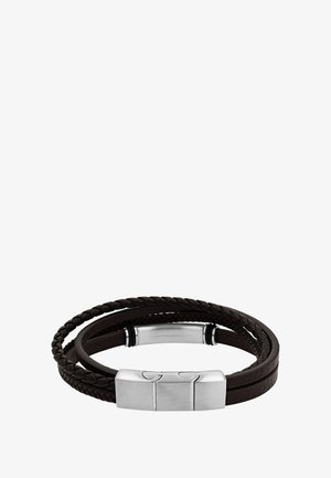 Brauner Lederarmband mit geflochtenem Muster, silberne Metallverschluss mit zwei geschwungenen Akzenten und zwei flachen Ledersträngen.