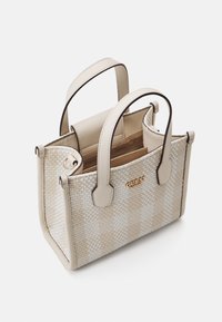 Piccola borsa beige con texture intrecciata, dettagli in pelle, doppi manici e logo dorato sul davanti. Design compatto e strutturato.