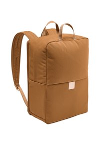 Mochila rectangular marrón con lados acolchados, correas ajustables y asas superiores. Presenta una textura suave y un parche sutil con el logo de la marca.