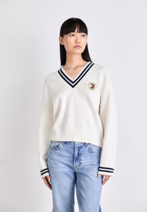 Tommy Jeans CREST CABLE  - Jersey de punto - ancient white
