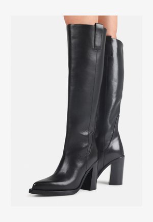 Juodos odinės aukštos kojinės botai su siauru padu, stambiu kulnu ir minimaliais siuvinėjimo elementais, pasižymintys elegantišku dizainu ir lygiu paviršiumi.