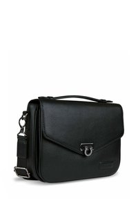 Borsa a messaggero in pelle nera con superficie texture, chiusura a patta, accessori in argento e tracolla regolabile. Design compatto per versatilità.