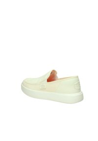 Bequeme Slip-On-Sneaker aus cremefarbenem Canvas mit einer weichen Textur. Ausgestattet mit einer weißen Gummisohle und einem Logopatch an der Ferse. Rund geschnittene Zehenpartie.