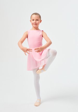 Rosa Ballettkleid mit enganliegendem Oberteil und geschichteter Rock, weiße Strumpfhosen und weiche rosa Ballettschuhe; die Tänzerin ist auf einem Bein posiert.