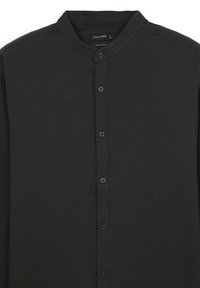 Camicia nera a maniche lunghe con colletto alla cinese, patta frontale e sei bottoni. Realizzata in tessuto testurizzato con una vestibilità rilassata.