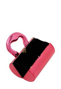 Pochette rosa con un manico metallico scultoreo. Esterno liscio con una finitura lucida, interno nero e hardware dorato.