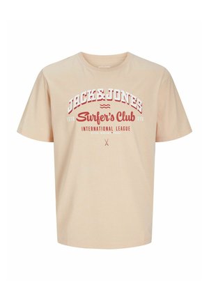 Beige tričko s krátkym rukávom. Má potlač v červenej farbe s nápisom "JACK & JONES Surfer's Club" a s vlnami a dátumom vzniku.