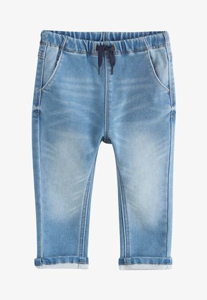 Pantalones jogger de mezclilla azul claro para niño pequeño, con cintura elástica, cordón ajustable oscuro, bolsillos delanteros y puños doblados.