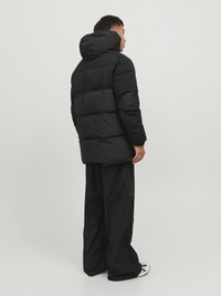 Zwarte pufferjack met een capuchon, met een gewatteerd ontwerp. Het materiaal lijkt glad en dik, wat zorgt voor isolatie en warmte.