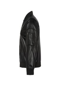 Veste bomber en cuir noir avec un col et des poignets côtelés. Dotée d'une poche zippée sur le côté et d'une texture lisse. Design classique et ajusté.