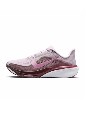 Chaussure de course Nike rose clair et grenat avec tige en mesh, logo swoosh rose et semelle épaisse blanche et grenat amortie.